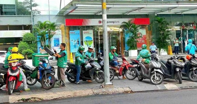 TP.HCM chuẩn bị “cấm cửa” xe máy xăng giao hàng, xe ôm công nghệ từ năm 2029