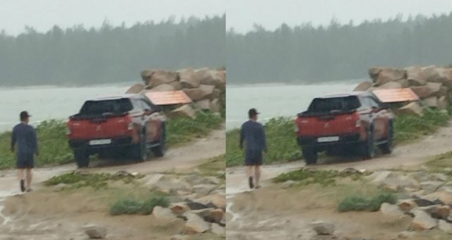 Ôtô mắc kẹt giữa hố cát và mưa lớn, cả gia đình thoát nạn nhờ tài xế bán tải lạ mặt