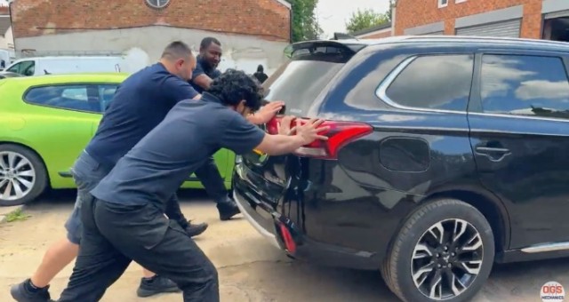 [Sốc] Mitsubishi Outlander PHEV tưởng hỏng nặng nhưng chi phí sửa chỉ bằng ... cái bánh mỳ