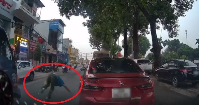 Hà Nội: Va chạm giữa xe tải và người đi bộ sang đường, ai đúng, ai sai?