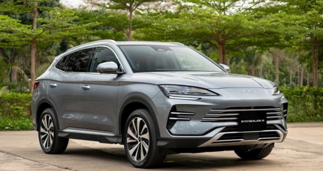 Khoảnh khắc chiếc BYD Sealion 6 bị sét đánh liên tiếp dưới mưa bão