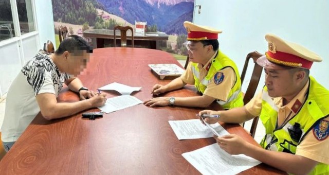 Chở “quá tải” 21 hành khách, tài xế không bằng lái nhận án phạt hàng trăm triệu đồng