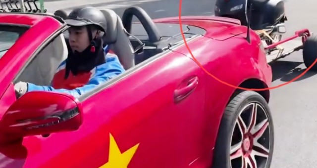 Xử phạt thanh niên dùng ô tô mui trần kéo xe máy điện quay video ở Huế