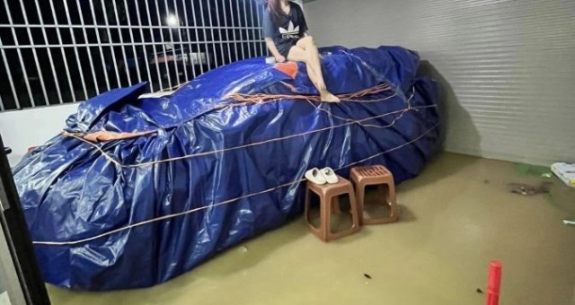 Chủ xe bỏ ra 500.000 đồng để cứu ô tô tiền tỷ khỏi cảnh ngập nước ngang hông