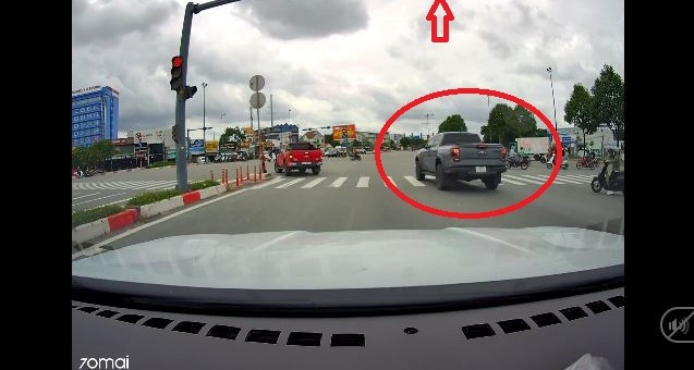 Xe bán tải liều lĩnh vượt đèn đỏ, tài xế viện lý do “nhìn nhầm đèn”