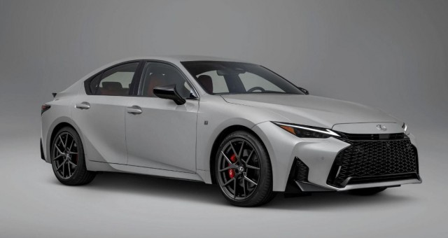 Lexus IS 2026 nhận nhiều ý kiến trái chiều vì ngày càng 'hao hao' người anh em Toyota