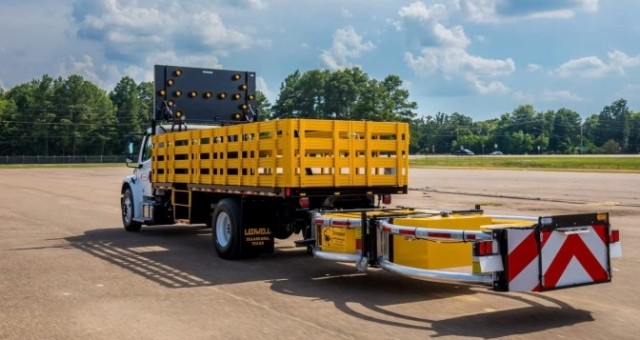 “Lá chắn cứu mạng” trên cao tốc mà các quốc gia đang sử dụng: Giải pháp bảo vệ xe tưới cây và công nhân bảo trì