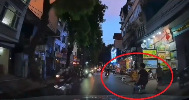 Đi xe đạp bỏ cả 2 tay giữa phố đông, nam sinh ngã nhào trước đầu ô tô