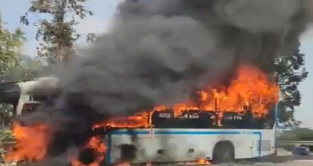 Xe khách Bắc Ninh đi Nội Bài bất ngờ bốc cháy, 9 người thoát nạn