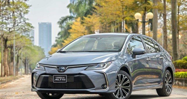 Sedan hạng C dưới 900 triệu đồng “đại hạ giá” vẫn vắng khách