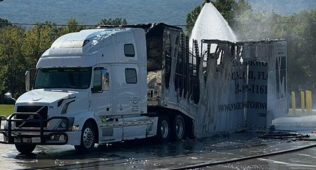 Chở 5 siêu xe tham dự giải Crown Rally, xe tải bất ngờ bốc cháy