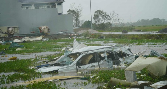 Lốc xoáy kinh hoàng sau bão Bualoi cuốn phăng ô tô 7 chỗ, hất thẳng xuống hồ