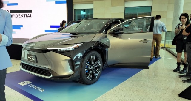 Cận cảnh concept xe điện Toyota bZ4X: Đẹp lộng lẫy, dự kiến ra mắt năm 2022