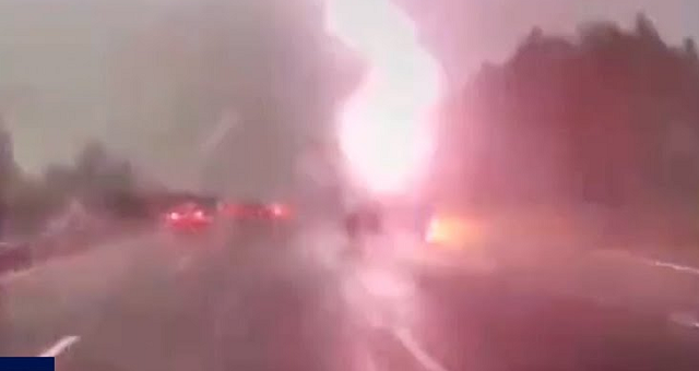 [VIDEO] Hú hồn chiếc xe suýt bị sét đánh trúng trên đường cao tốc
