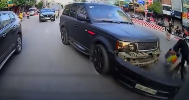 [VIDEO] Va chạm với Dream 'chiến', Land Rover rụng luôn cả cản trước