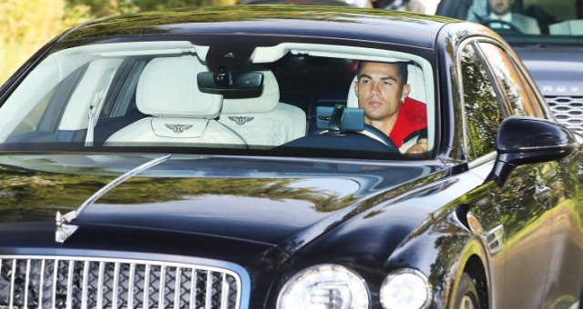 Cristiano Ronaldo lạnh lùng trong 'xế hộp' Bentley Flying Spur mới tậu trên đường đến sân tập ở Manchester