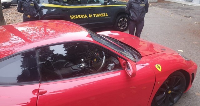 Chủ xe Ferrari F430 độ từ xe Toyota bị cảnh sát bắt vì đi xe 'nhái'
