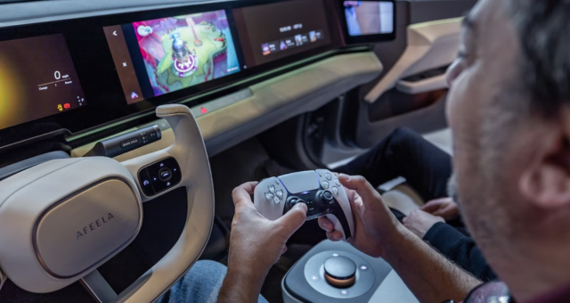 Chiêm ngưỡng màn hình dài 'bất tận' trên ô tô điện Honda: Có thể xem phim, chơi PS5