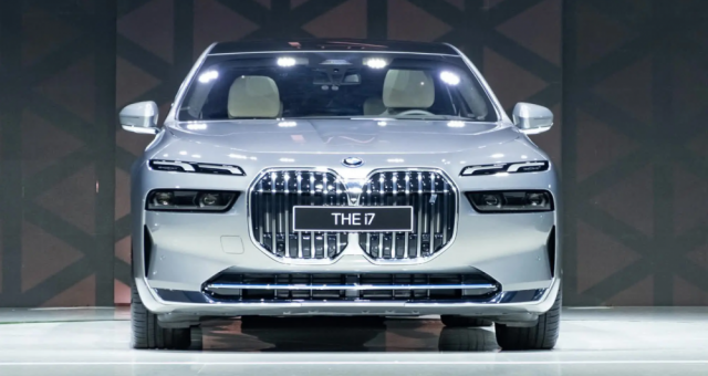 Xe điện hạng sang BMW i7 2023 trình làng Việt Nam, giá cao hơn đối thủ Mercedes-Benz EQS