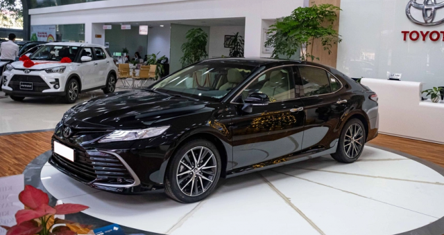 Toyota Camry giảm giá mạnh tại đại lý, quyết 'độc chiếm' phân khúc sedan cỡ D tại Việt Nam