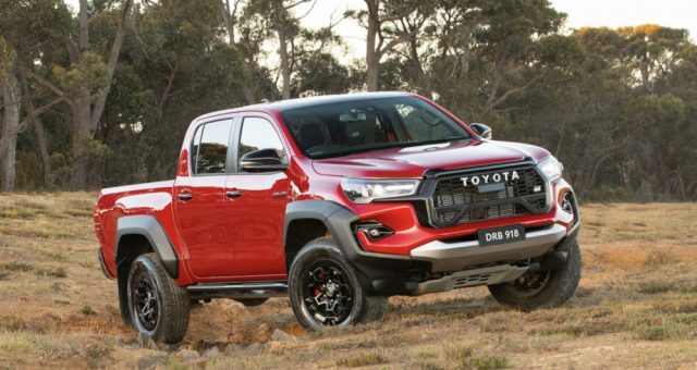 Toyota Hilux 2024 sẽ có động cơ mild-hybrid tiết kiệm nhiên liệu hơn