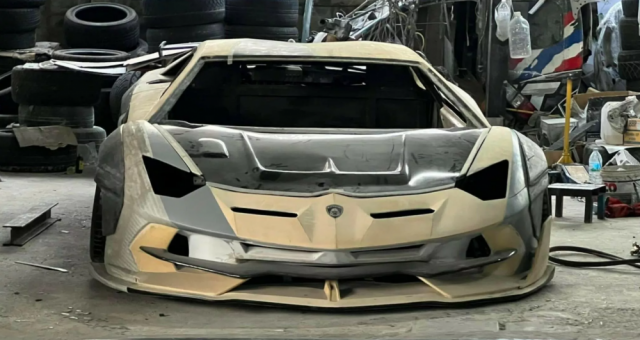 Mãn nhãn với 'đàn anh' Toyota Camry hô biến thành siêu xe Lamborghini Aventador triệu đô