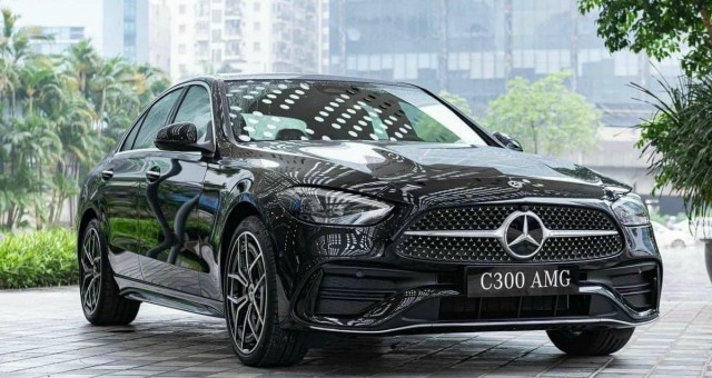 Mercedes-Benz C-Class bất ngờ giảm giá cả trăm triệu, BMW 3-series gặp khó?