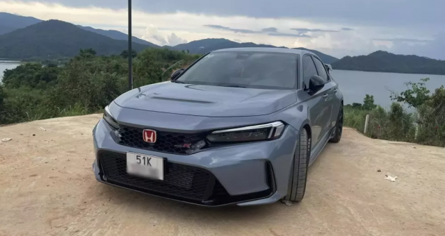 'Hàng độc' Honda Civic Type R 2023 bất ngờ rao bán sau nửa năm lăn bánh