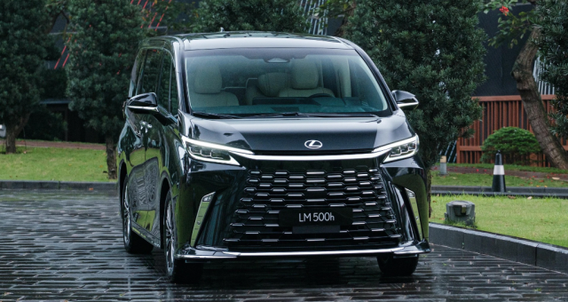 Lexus LM 2024 chính thức ra mắt tại Việt Nam, có bản 4 chỗ dành cho các 'chủ tịch'
