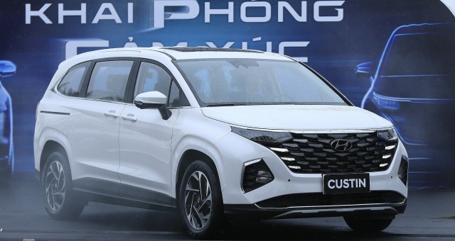 Hyundai Custin ưu đãi hơn 80 triệu đồng tại đại lý, liệu Toyota Innova Cross có 'trả lời'?