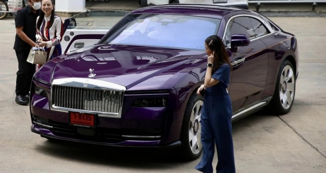 Chiêm ngưỡng siêu sang xe Rolls-Royce Spectre màu tím 'mộng mơ' của Madam Pang