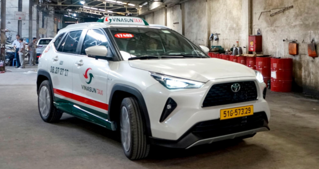 Bắt 'trend' taxi điện của Xanh SM, Vinasun đưa loạt xe Toyota Yaris Cross bản hybrid vào vận hành