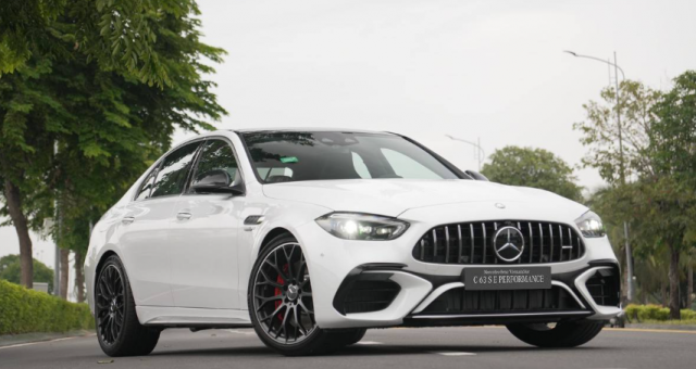 Mercedes-AMG C 63 S Performance 'chào hàng' đại gia Việt, giá từ 4,9 tỷ đồng