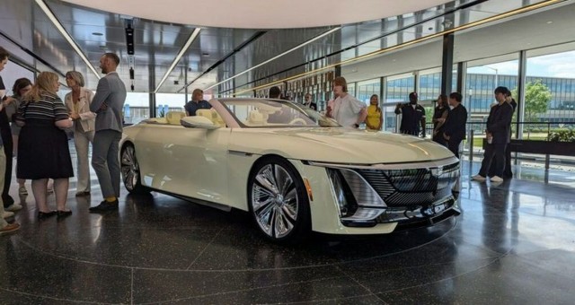 Cadillac Sollei Concept - Nguyên mẫu xe điện mui trần với hàng loạt trang bị xa xỉ