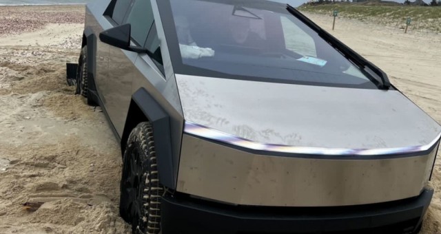 Lái Tesla Cybertruck trên bãi biển, tài xế bất lực khi xe rơi vào cảnh ‘bất động’