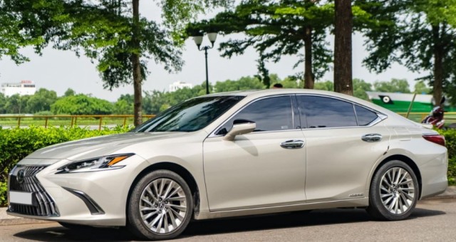 Lexus ES 300h 2021 chạy ‘lướt’ 16.000 km được chào bán với giá bao nhiêu?