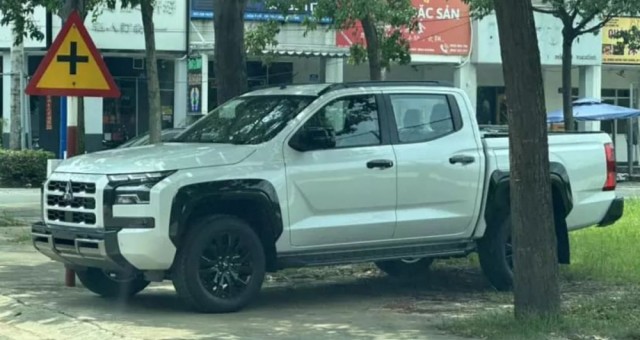 Bán tải Mitsubishi Triton thế hệ mới lộ diện tại Việt Nam trước khi trình làng vào tháng 9