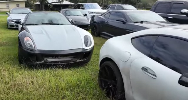 Nhiều siêu xe đắt tiền bị ‘bỏ rơi’ vì chủ nhân phải đi tránh siêu bão thế kỷ Milton