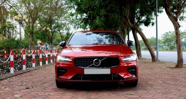 Ngỡ ngàng giá chào bán của Volvo S60 R-Design 'lướt' sau 2 năm lăn bánh