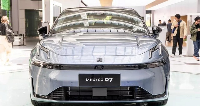 Lynk & Co 07 trình làng: Đối thủ mới của Toyota Camry, chạy 200 km không cần đổ xăng