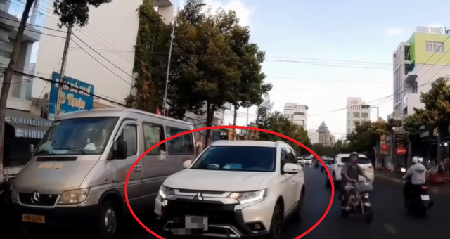 Tài xế Mitsubishi Outlander tốn gấp 10 lần thời gian chờ đèn đỏ sau khi lấn làn để vượt