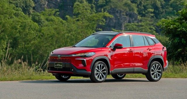 Vừa ra mắt bản mới, Toyota Corolla Cross 'lội ngược dòng' ngoạn mục