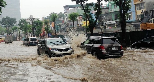 Lái xe trong điều kiện ngập lụt: Những sai lầm tài xế cần tránh để đảm bảo an toàn