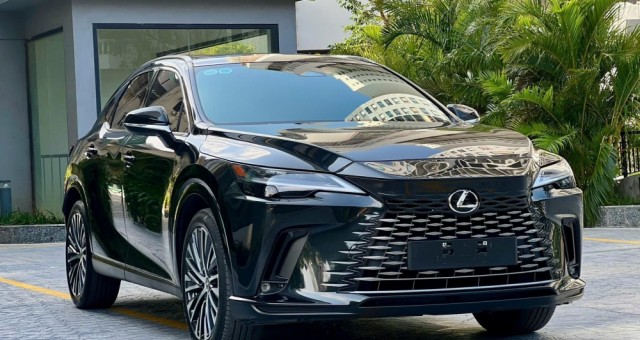 Lexus RX 350 2023 chạy lướt 20.000 km có giá thế nào trên sàn xe cũ?