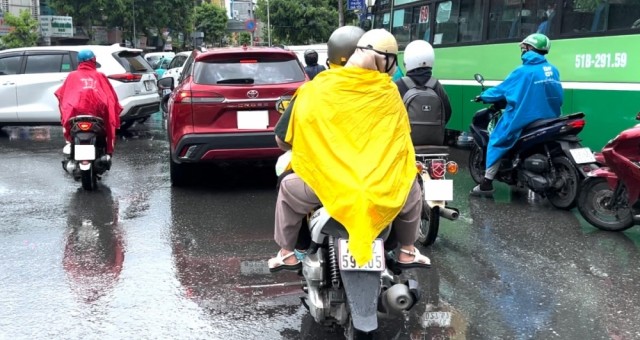 Áo mưa cánh dơi: Tiện dụng nhưng tiềm ẩn nguy hiểm nếu sử dụng sai cách