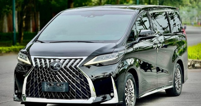 MPV hạng sang Lexus LM 300h 2020 lăn bánh 4 năm được chủ nhân bán lại với giá khó tin