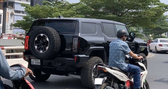 Siêu SUV chạy điện GMC Hummer EV xuất hiện tại Hà Nội, giá quy đổi từ 2,3 tỷ đồng