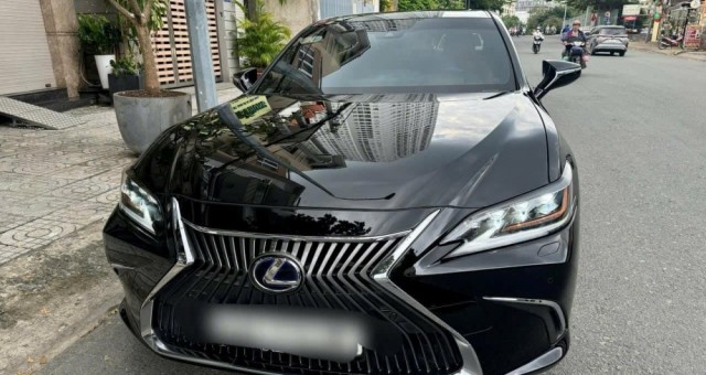 Sử dụng 2 năm, xe sang Lexus ES 250 2022 rao bán lại với giá ngỡ ngàng