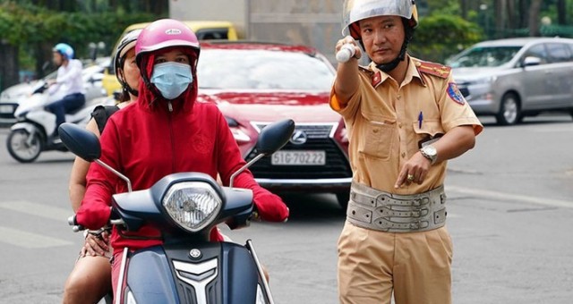 Mức phạt đối với hành vi chạy xe 'rùa bò' từ năm 2025