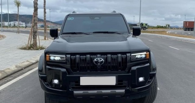 Mới chạy 2.000 km, Toyota Land Cruiser Prado 2024 bán lại với giá cao hơn xe mới